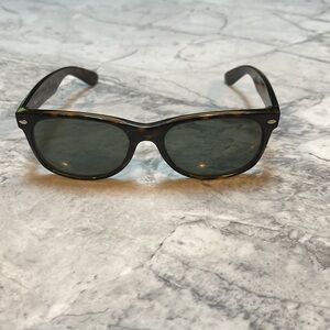 Ray -Ban RB 2132 New Wayfarer tortoise sunglasses.  unisex classic sunglasses